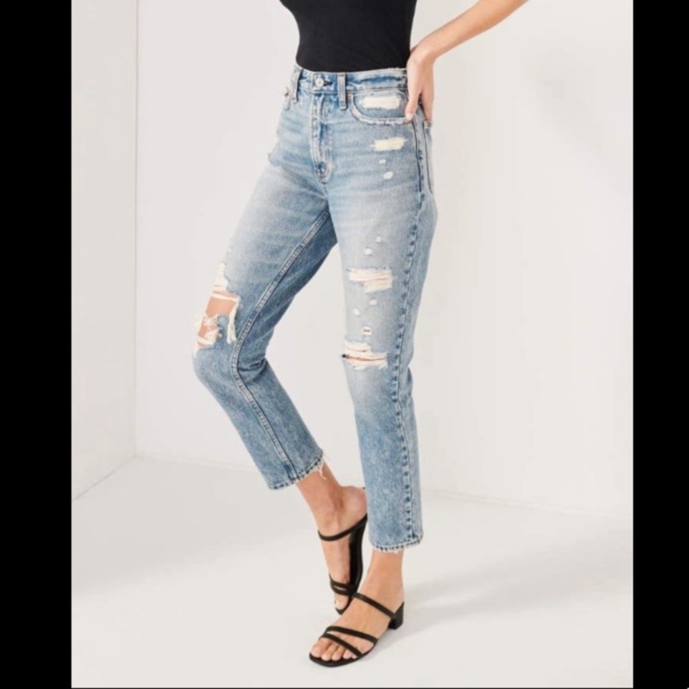 Abercrombie & Fitch High Rise destroyed Mom Jeans